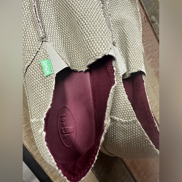 Ladies size 10 Sanuk shoes. - Picture 3 of 8